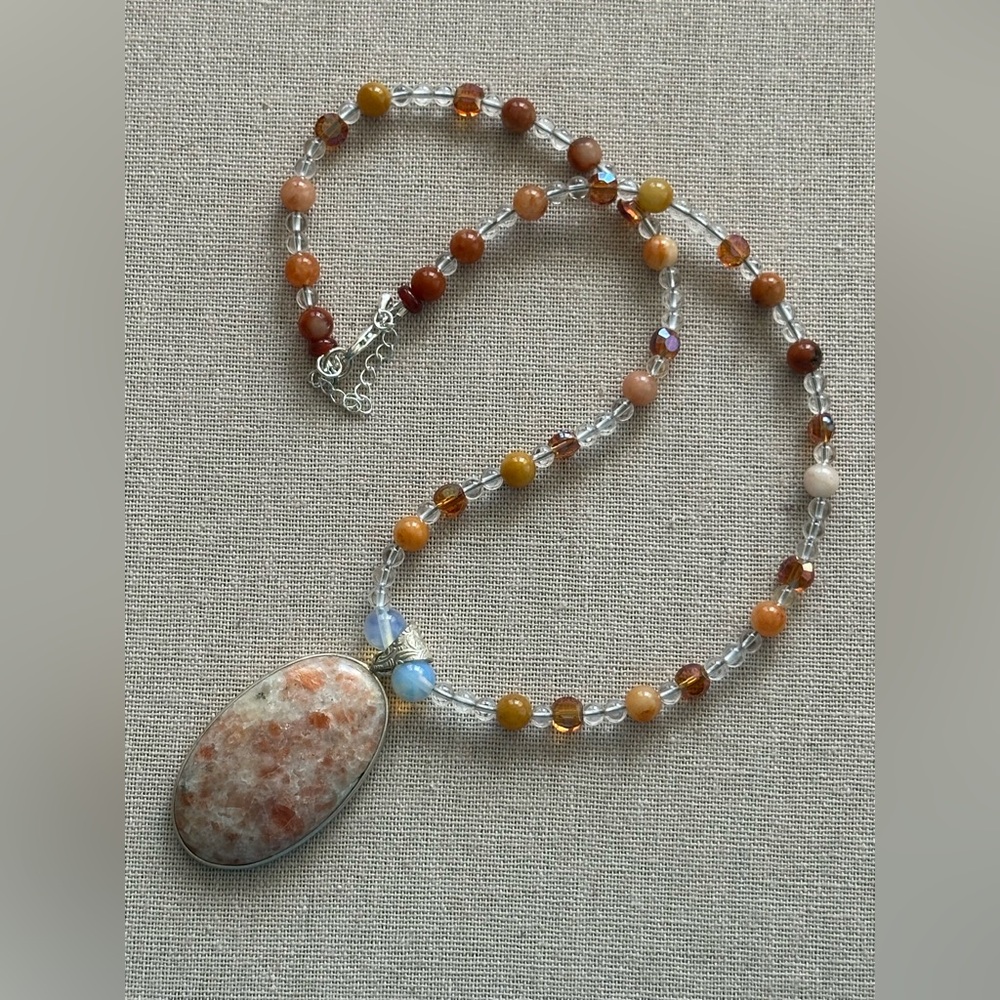 22 inch Golden Jade and Sunstone necklace NWOT and matching earrings